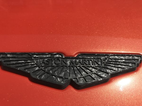carbon merklogo Aston Martin DBS Superleggera Volante