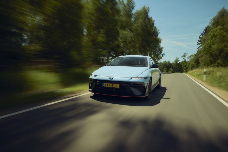 Hyundai Ioniq 6 N rijdend van voren