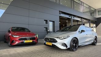 Mercedes-Benz CLA EV en hybride duurtestauto bij een laadpaal