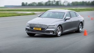 Genesis Electrified G80 rijdend tussen pylonnen