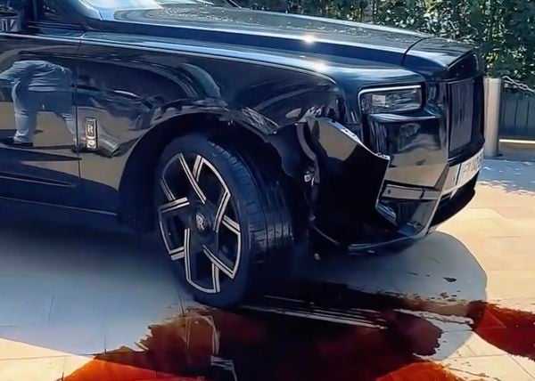 Rolls-Royce Cullinan Monaco Casino de Monte-Carlo crash schade bewegende paaltjes