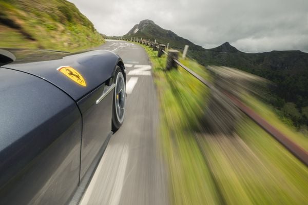 Ferrari 12Cilindri vanaf de motorkap gefotografeerd op een bergweg