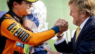 ZANDVOORT - Winnaar Lando Norris (McLaren) en koning Willem-Alexander tijdens de F1 Grand Prix van Nederland op het Circuit van Zandvoort. SEM VAN DER WAL / ANP