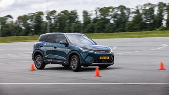 BYD Atto 2 DM-i rijdend tussen pylonnen