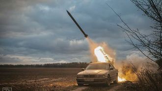 Oekraïense militairen bouwen een oude BMW 7-serie om tot raketwerper