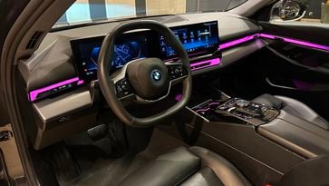 BMW i5-occasion is één jaar oud en heeft meer dan 280.000 kilometer gereden: dit kost hij nu