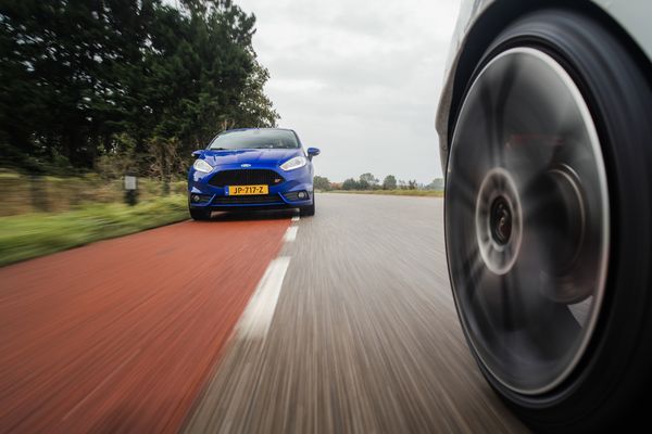 betaalbare tweedehands hot hatch Ford Fiesta ST en Renault Clio R.S. Trophy