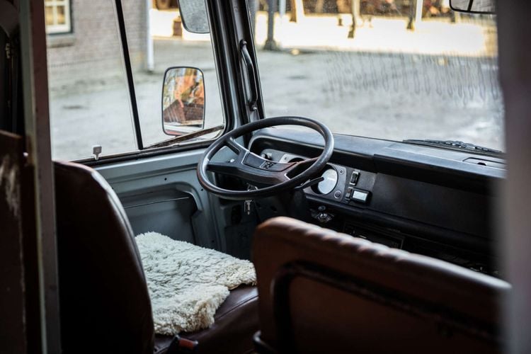 Betaalbare wegenbelastingvrije bus is klaar om camper te worden