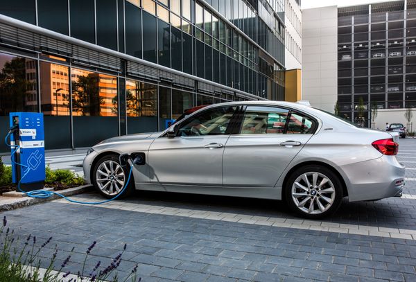 bmw_330e_plug-in-hybrid_9