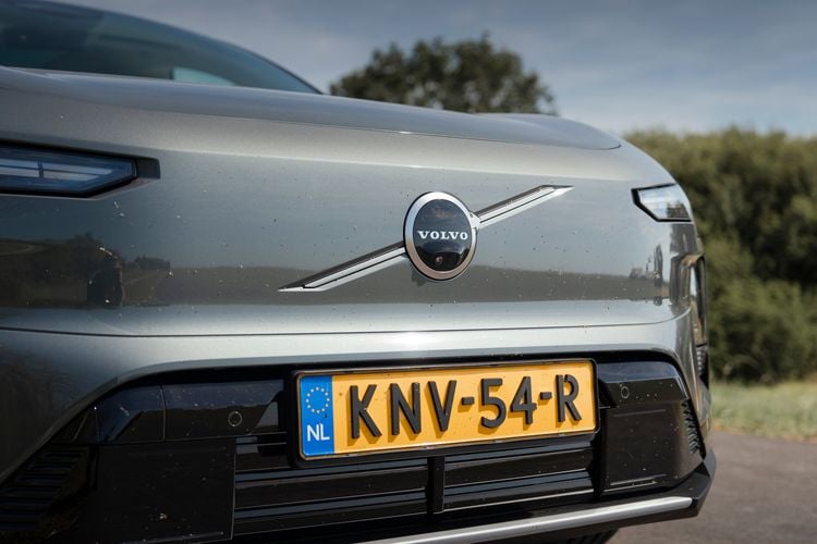 Volvo-logo op de neus van de EX60
