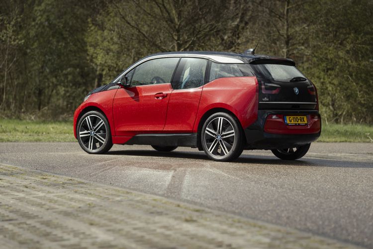 Ben je op zoek naar een leuke elektrische occasion die betaalbaar, licht en bijzonder is? Dan ben je bij de BMW i3 aan het juiste adres.