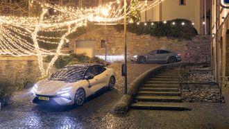 Lotus Emeya vs. Porsche Taycan: Deze EV's trekken zoveel stroom dat lichten in de omgeving dimmen