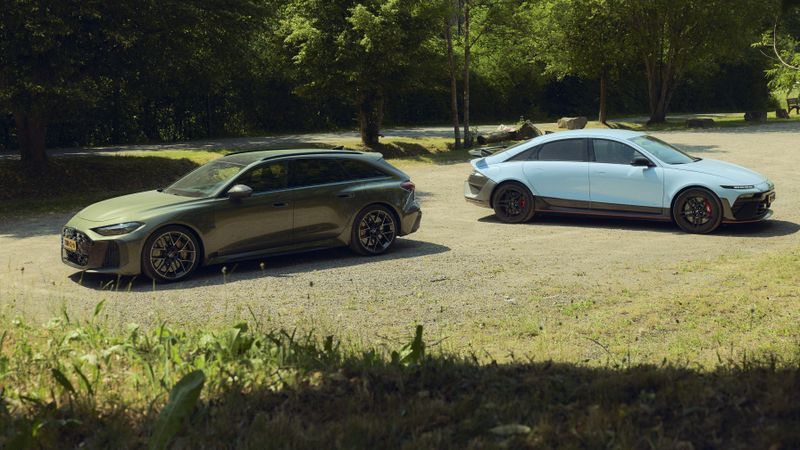 Audi RS 5 Avant en Hyundai Ioniq 6 N onder een boom