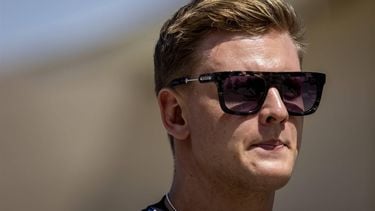 2023-03-02 11:47:48 BAHREIN - Mick Schumacher (reservecoureur Mercedes) bij aankomst op het Bahrain International Circuit in het woestijngebied Sakhir voorafgaand aan de Grote Prijs van Bahrein. ANP SEM VAN DER WAL