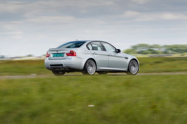BMW M3 مقابل Mercedes C 63: يجب أن تسمع هذه الأعمدة V8