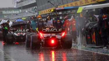 2023-08-27 16:32:41 ZANDVOORT - Max Verstappen (Red Bull Racing) in de regen in de pitlane tijdens de F1 Grand Prix van Nederland op het Circuit van Zandvoort op 27 augustus 2023 in Zandvoort, Nederland. ANP REMKO DE WAAL