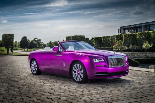 rolls-royce-dawn-in-fuxia-01-830x553