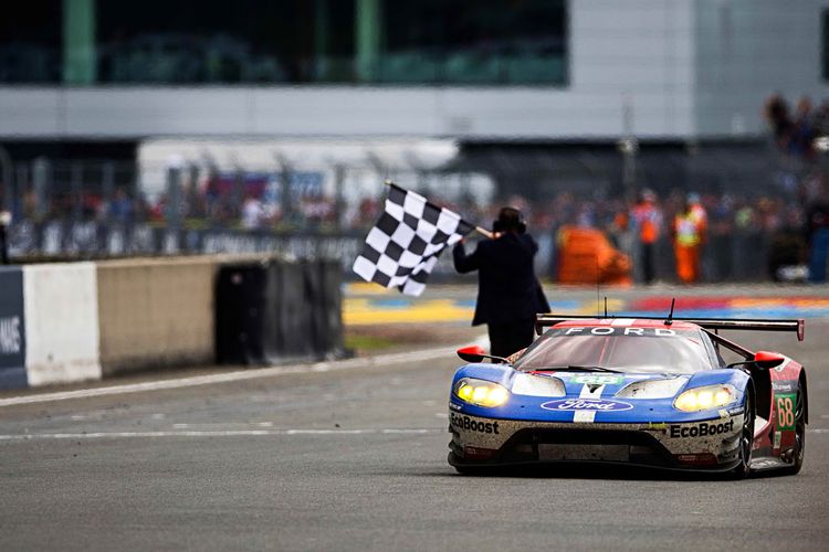 Ford GT passeert de finishvlag op Le Mans in 2016