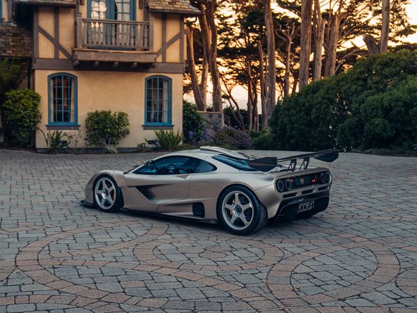 Deze V12-supercar weegt slecht 957 kg en kan nu van jou zijn