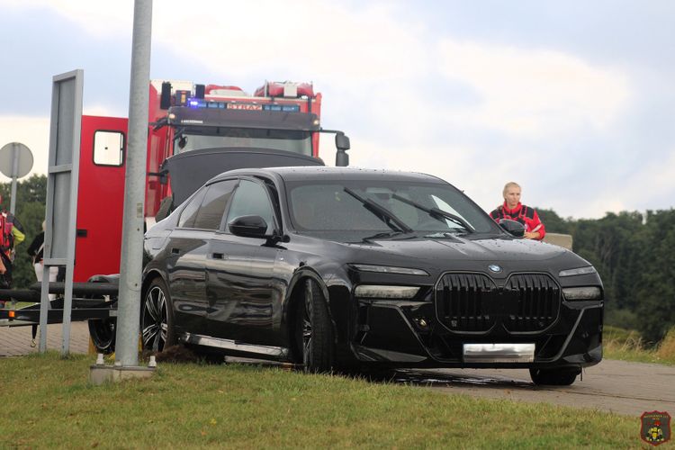 Kan een BMW van 150.000 euro zwemmen? Pool zoekt het uit