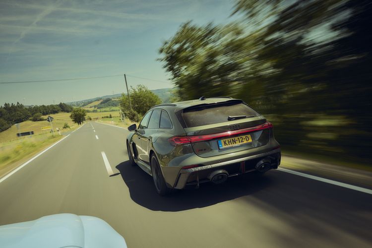 Audi RS 5 Avant rijdend van achteren