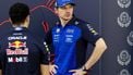 BAHREIN - Max Verstappen (Red Bull Racing) in gesprek met teamgenoot Isack Hadjar na afloop van de eerste sessie van de derde testdag op het Bahrain International Circuit voorafgaand aan de start van het Formule 1-seizoen. SANDER KONING / ANP