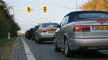 “Waarom hangen in Nederland de verkeerslichten zo ongelofelijk hoog?” Het Ministerie geeft antwoord