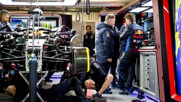 LAS VEGAS - Christian Horner (Red Bull Racing), Helmut Marko (Red Bull Racing) en Max Verstappen (Red Bull Racing) in gesprek na afloop van de 2e vrije training voor de Las Vegas Grand Prix. ANP SEM VAN DER WAL