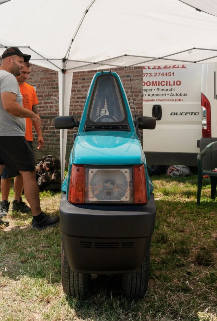 Italiaan komt met geniale oplossing voor fileprobleem: smalste Fiat Panda ooit