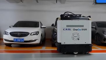 Chinese uitvinding maakt einde aan laadpalen: accurobots laden elektrische auto’s op