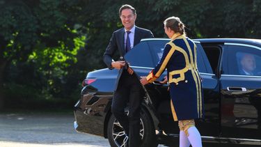 NAVO-top: gepantserde auto Rutte beschermt tegen droneaanval