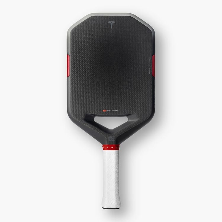 Tesla komt met racket (300 euro) voor iedereen die te cool is voor padel
