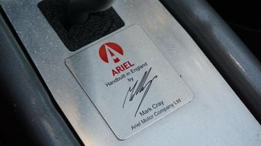 Met deze pure raceauto mag je gewoon op de openbare weg