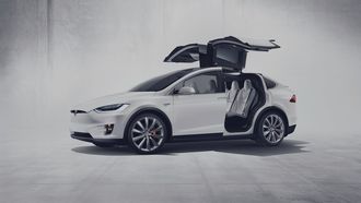 Tesla Model X met geopende Falcon Wing Doors