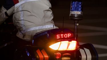 Politie neemt rijbewijs 18-jarige bestuurder in, slechts twee uur nadat hij 18 werd