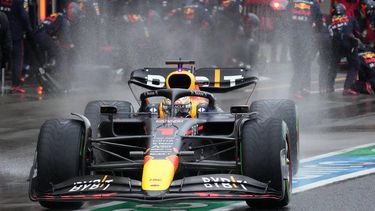 2022-10-09 18:26:42 Red Bull Racing's Dutch driver Max Verstappen drives in the pit lane during the Formula One Japanese Grand Prix at Suzuka, Mie prefecture on October 9, 2022. 
TORU HANAI / POOL / AFP