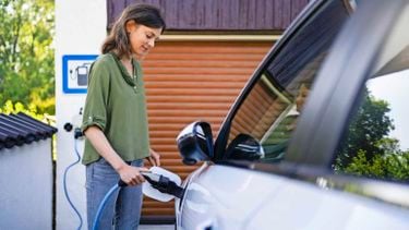 Belastingvoordeel elektrische auto verdwijnt: straks goedkoper om weer op benzine of diesel te rijden?