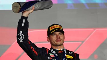 epa11752168 Red Bull Racing driver Max Verstappen of Netherlands celebrates with trophy on the podium after winning the Formula 1 Qatar Grand Prix at the Lusail International Circuit racetrack in Lusail, Qatar, 01 December 2024.  EPA/ALI HAIDER