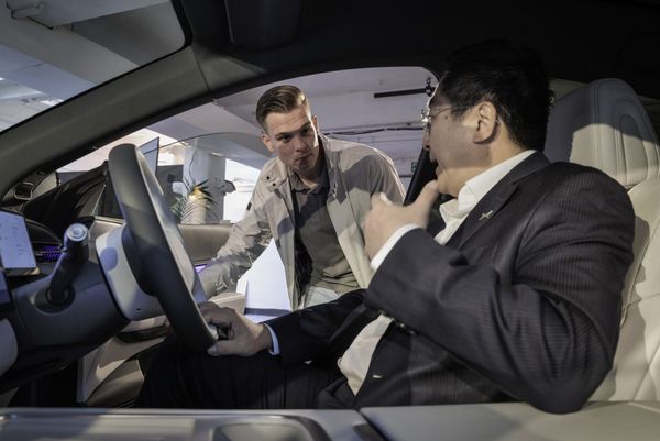 Brian Gu geeft uitleg in het interieur van een Xpeng