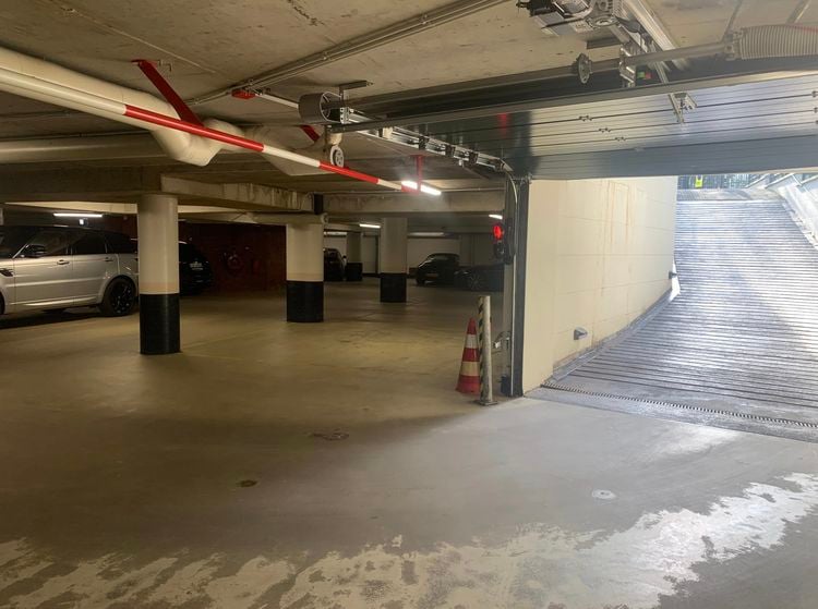 Parkeerplaats parkeerplek Funda te koop P.C. Hooftstraat Ferrari