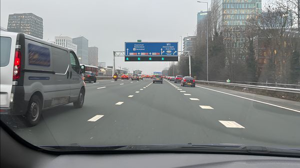 Mag je het busje hier rechts inhalen? De politie heeft antwoord