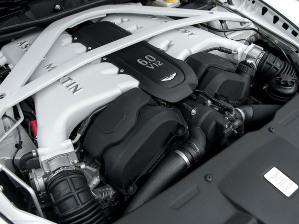 Aston Martin Rapide motor